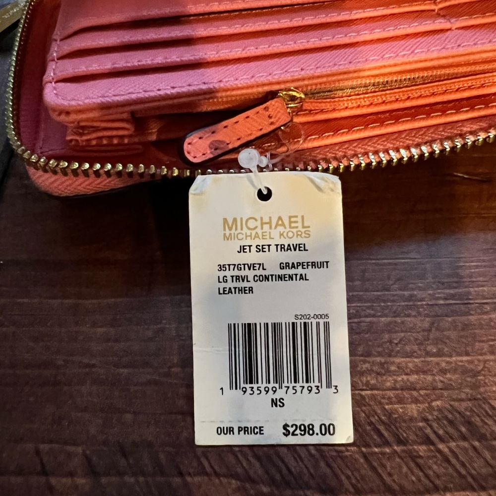 Michael Kors Jet Set Large Pebbled Leather Wristlet with tag attached - Picture 3 of 4